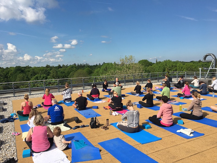 Dualer Student Fitnessökonomie gesucht ROOFTOP YOGA MÜNCHEN - Dualer Student Fitnessökonomie gesucht