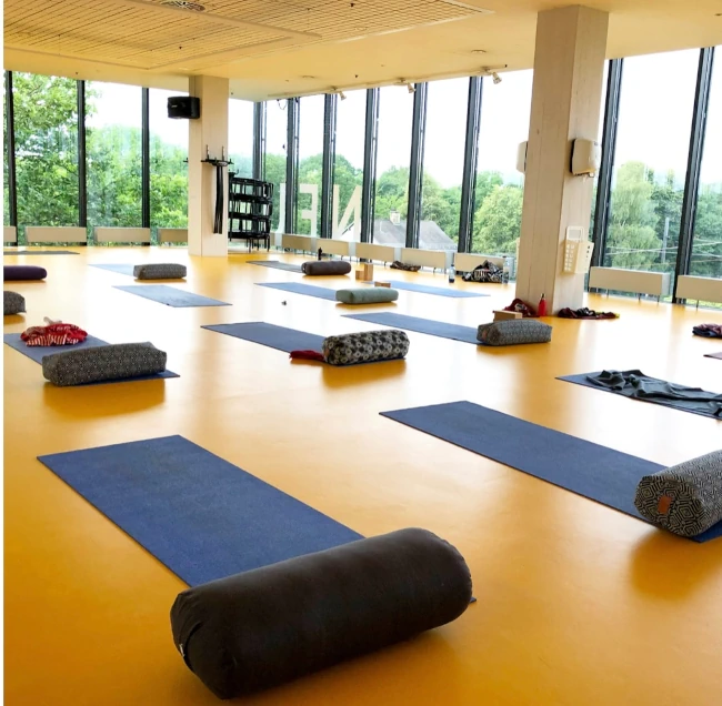 Yoga über den Dächern von München.